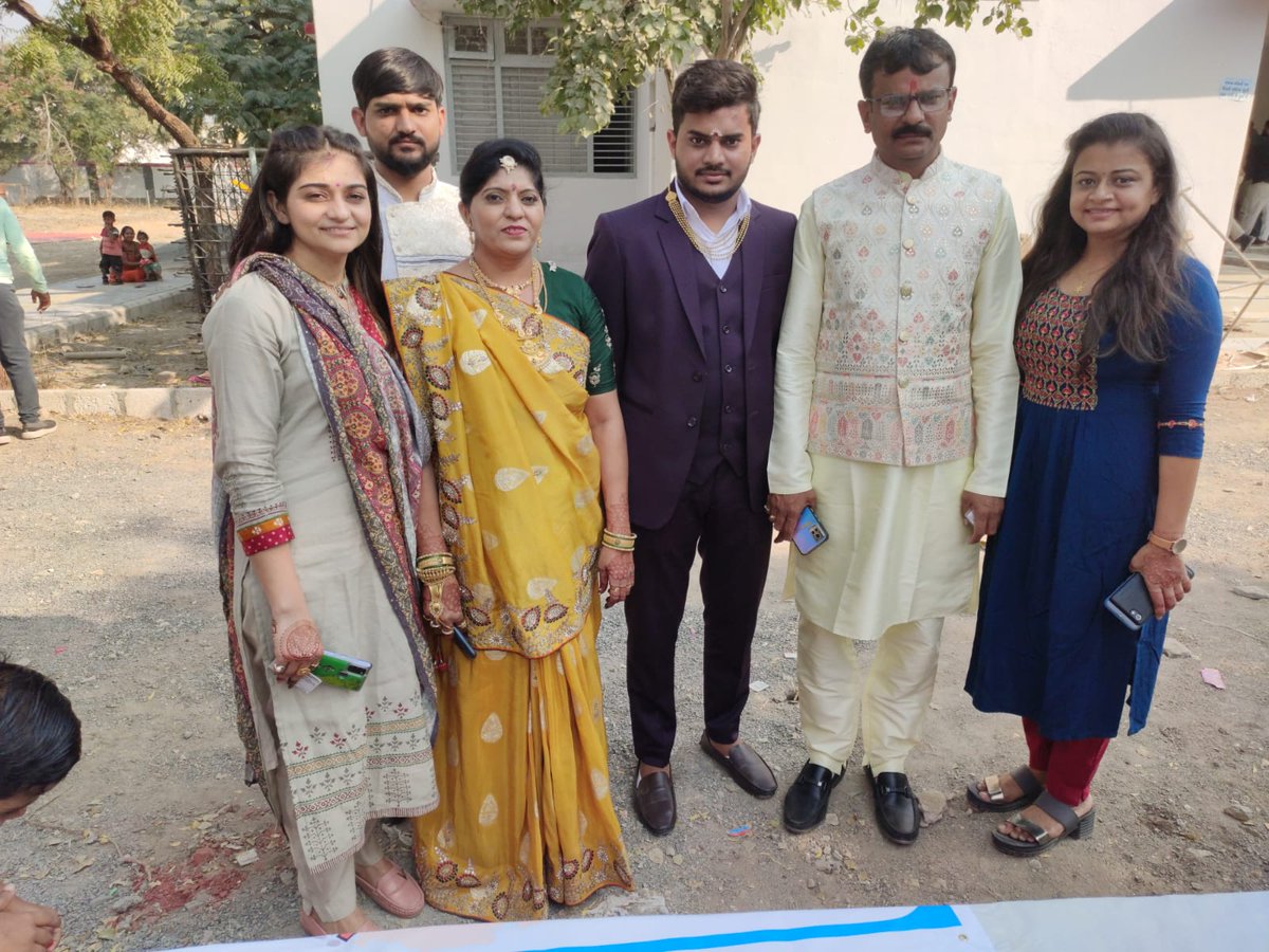 ૯૬-લાઠી વિઘાનસભા મતવિસ્તારમાં જુદા-જુદા મતદાન મથકો ૫ર વરરાજા તથા દુલ્હન દ્રારા લગ્ન ૫હેલા મતદાન કર્યુ
#CEOGujarat #CollectorAmr #dydeoamr #sdmlathi #GujaratElections2022 #Voter #GoVote #Democracy #NoVoterTobeleftBehind #EveryVoteCounts #AVSAR