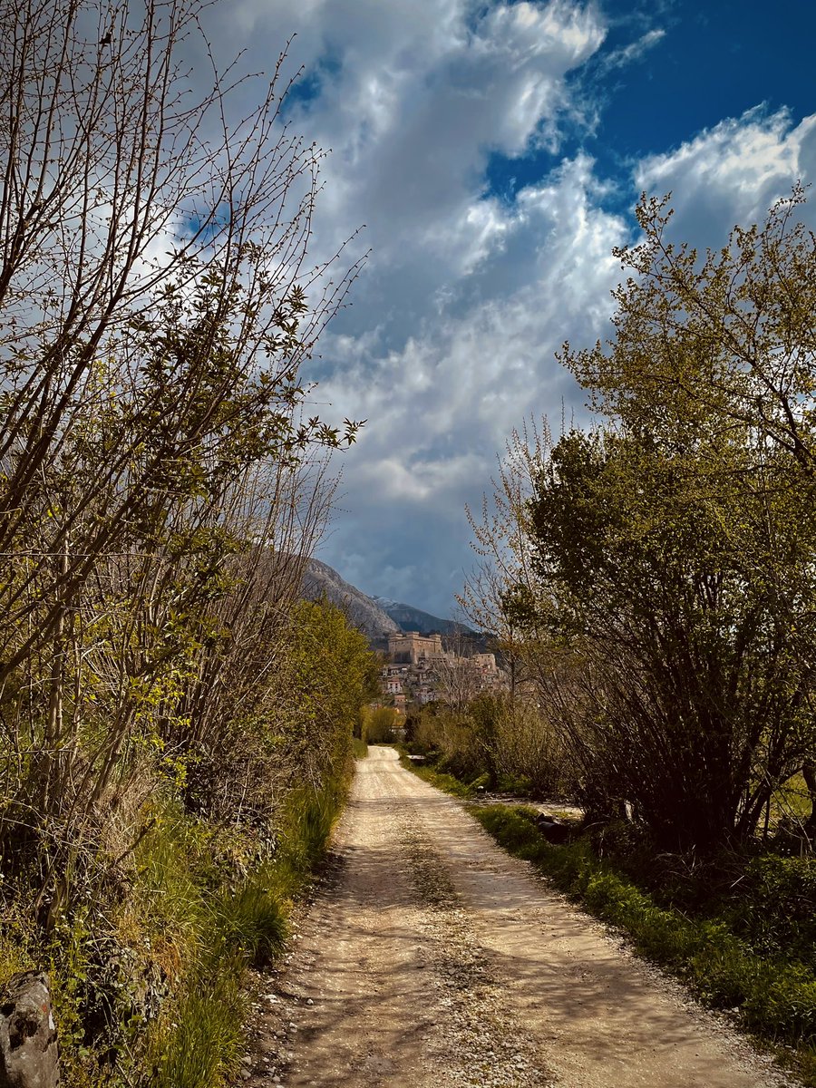 “Vi è al mondo una strada, un’unica strada che nessun altro può percorrere salvo te: dove conduce? Non chiedertelo, cammina.”                                Friedrich Nietzsche

Foto di <a href="/luciana_taccone/">Luciana</a> 

#celano #abruzzo #Italia <a href="/paesaggiabruzzo/">Paesaggi d'Abruzzo</a> <a href="/visitabruzzo/">visitabruzzo</a> @tgrraiabruzzo