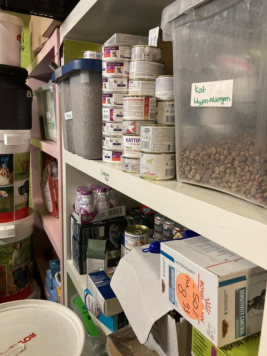 Wethouder <a href="/Johnasvlammeren/">Johnas van Lammeren | PvdD</a> en buitengewoon raadslid <a href="/beavdbovenkamp/">Bea van de Bovenkamp 🦋🌍😻</a> gingen op werkbezoek bij Stichting Dierenvoedselbank Amersfoort. Hier willen ze mensen die de zorg voor hun huisdier niet kunnen betalen een steuntje in de rug bieden 🙏 

Lees verder: m.facebook.com/story.php?stor…