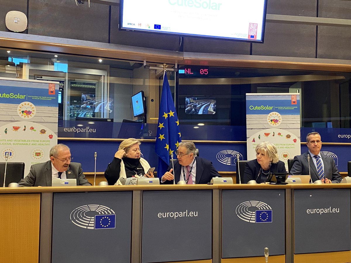 elenasaenzgb's tweet photo. En Almería está el sector más internacionalizado de Europa. Produce uno de cada 4 frutos que se consumen en europa. El sector ha transformado un desierto en un vergel, y que sea sostenible social, económica y medioambiental mente. @zoidoJI #CuteSolar https://t.co/zHFTTXR117