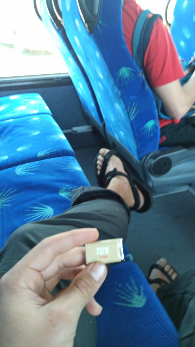 Yoavishai's tweet photo. למה יש יותר מזל מזה? 
נכנס לאוטובוס ישיר לירושלים, מתיישב מאחורה ומוצא שוקולד של ארומה חינם #פוב https://t.co/Wutfz2QsWr