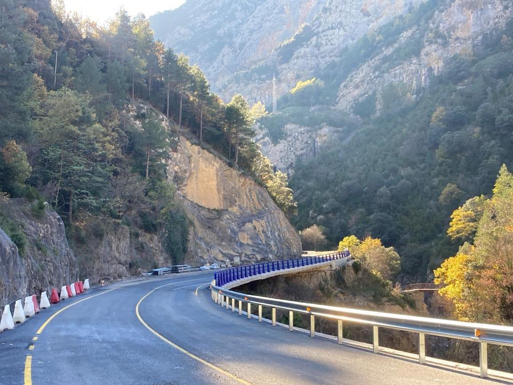 Reabierto provisionalmente al tráfico la carretera N-260 entre El Run y Campo, en #Huesca. 🔸 La reapertura se produce en condiciones de rodadura provisional, quedando limitada la velocidad a 40 km/h. 🗞️ mitma.gob.es/el-ministerio/… #DGCarreteras