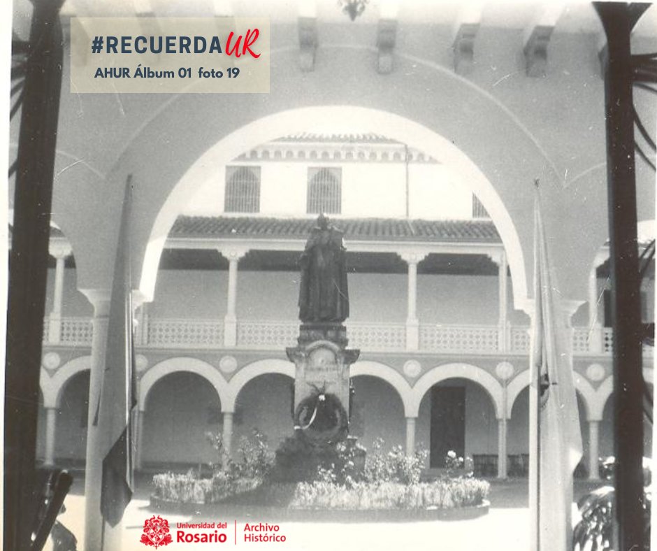 EgresadosUR's tweet photo. #RecuerdaUR a sus #EgresadosRosaristas como era la Entrada principal del Claustro de la @Urosario en la década de los #setenta, donde podemos apreciar el patio principal con #Fray Cristóbal de Torres, zona sur del Claustro y parte de la zona alta de la Iglesia #Bordadita. https://t.co/bUAUGFtOlh