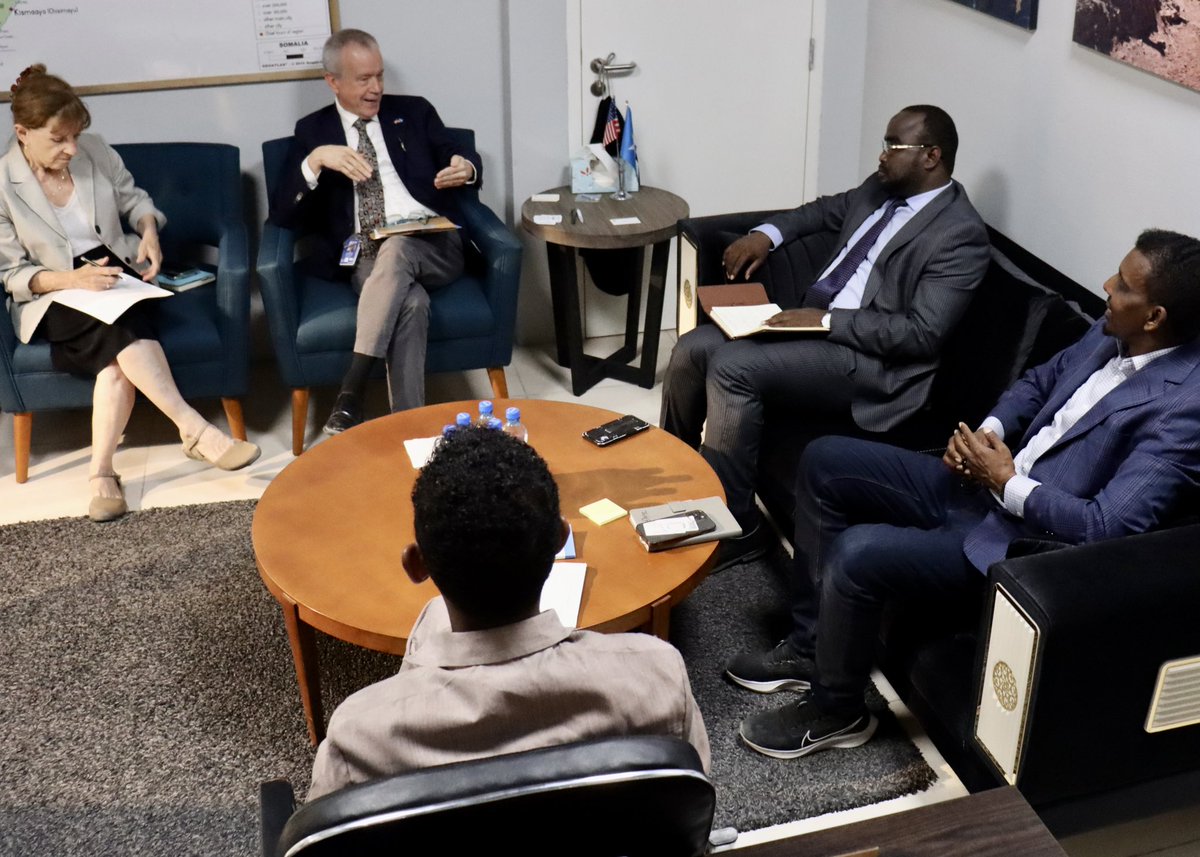 MoPICJubaland's tweet photo. A team led by Jubaland Minister of Planning @HonAbdirahmanA had met with the ambassador of @US2Somalia to discuss enhancing cooperation, stabilization projects, and fighting drought &amp; insecurity in Jubaland State of Somalia. https://t.co/9SJbPQVhUo