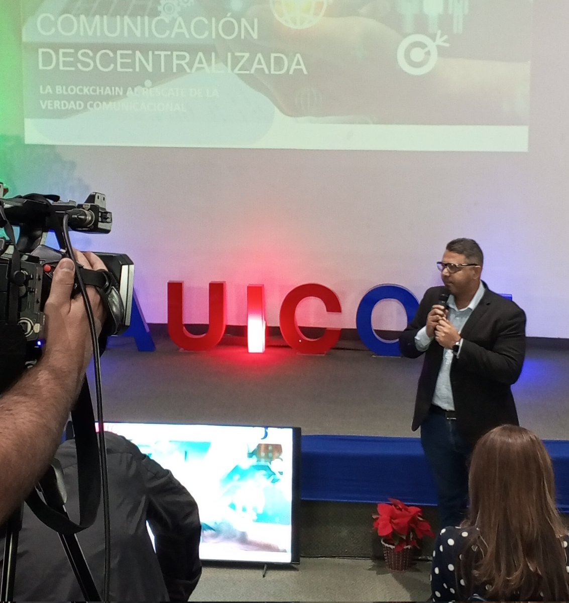 C_Berbeci's tweet photo. #Hoy desde @lauicom estamos hablando sobre comunicación descentralizada, la Blockchain al rescate de la verdad comunicacional desde las dimensiones educativa y cultural. #NavidadesSinSanciones @NicolasMaduro @taniapsuv @TibisayLucena8 #uneti #unetieduca https://t.co/simWSDlPy5