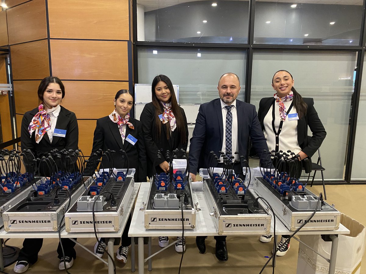 leloupleloup71's tweet image. Accueil pour les étudiantes du bac pro Accueil du lycée St Louis de Marseille pour le congrès international de l’OIEC . Très pro !! Merci à eux