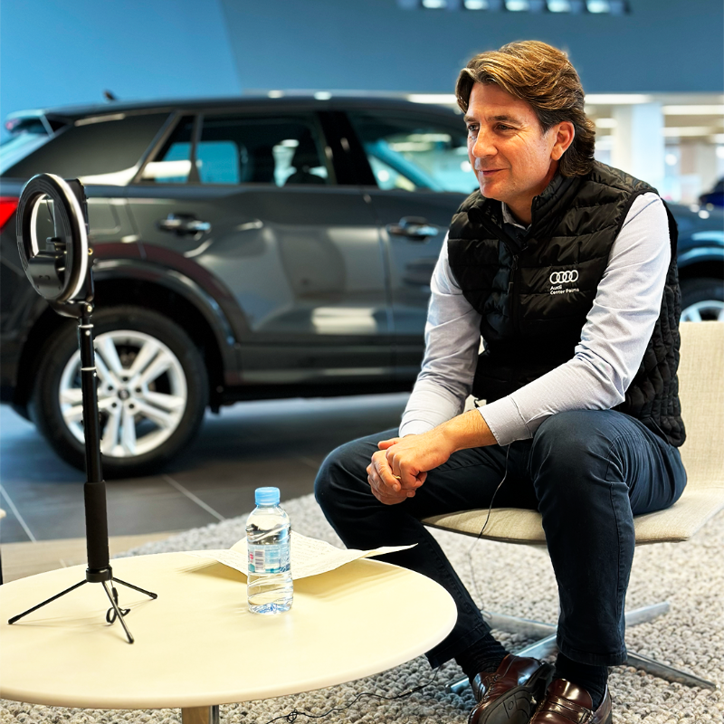 AudiCenterPalma's tweet photo. Encantados de tener a @FernandoGilet  y #ElRutómetro en nuestras instalaciones de #AudiCenterPalma. 

Hoy entrevistando a Juan Mari Guajardo, "la voz del ciclismo", y repasando toda la actualidad 🚴

¡Ha sido un placer! https://t.co/NoQ7IdUFxj