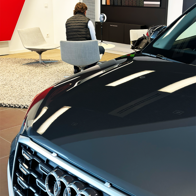 AudiCenterPalma's tweet photo. Encantados de tener a @FernandoGilet  y #ElRutómetro en nuestras instalaciones de #AudiCenterPalma. 

Hoy entrevistando a Juan Mari Guajardo, "la voz del ciclismo", y repasando toda la actualidad 🚴

¡Ha sido un placer! https://t.co/NoQ7IdUFxj