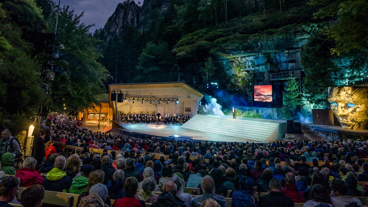 Ab sofort und nur bis Heiligabend! 🎄 Unsere Weihnachtsaktion für die #FELSENBÜHNEN #FESTSPIELE 2023! Sichert euch schnell eure Tickets für den kommenden Sommer und spart 24%! 
Spielplan 👉 landesbuehnen-sachsen.de/felsenbuehne-r…
📷 Michael Schmidt
#landesbuehnen #sachsen #felsenbühnerathen