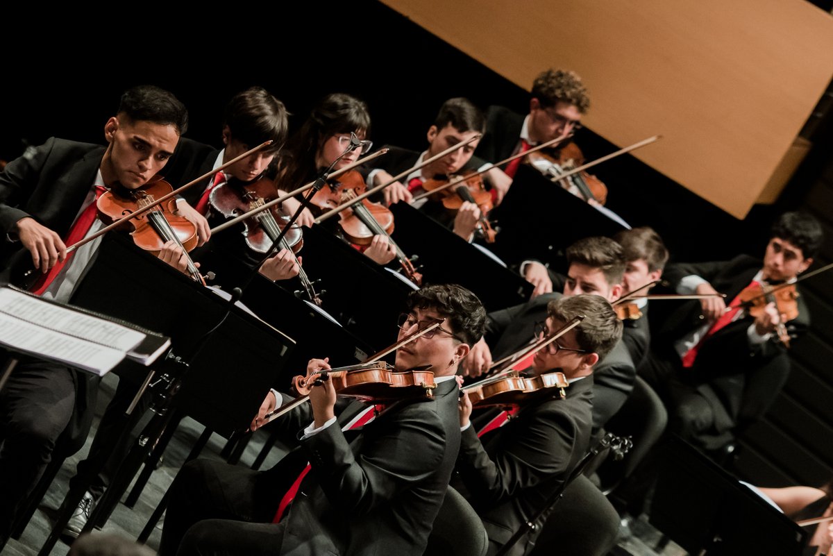 FOJIChile's tweet image. La OSNJ presentó “Latitudes” en el Teatro CorpArtes, y en la Iglesia de la Divina Providencia🎼

Bajo la dirección Rodolfo Saglimbeni, interpretaron “Suite Latinoamericana” de Luis Advis, y “Sinfonía N°6” de Ludwig van Beethoven.

#FOJISomosTodosyTodas #ComunidadFOJI #OSNJ