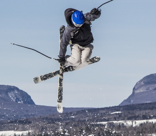 #happyholidays2022   Skiing, Santa and Shopping Local in Burke!    conta.cc/3uePIk3