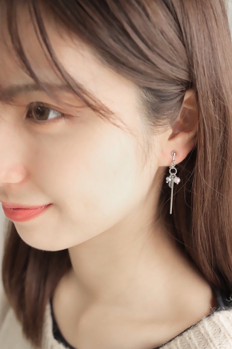 Bitteさんの2色の淡水パールとガラスビーズのイヤリング。
透明感溢れるこちらの一品は暗くなりがちなこの時期のコーデに爽やかさをもたらせてくれるよう。
お顔回りのトーンを明るくする効果もあり。

arne掲載商品
arne-net.com/accessory/4845/