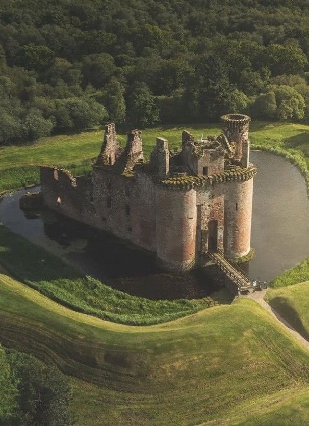 Anc_Aesthetics's tweet photo. Caerlaverock Castle, Scotland https://t.co/JbiDPxcYSc