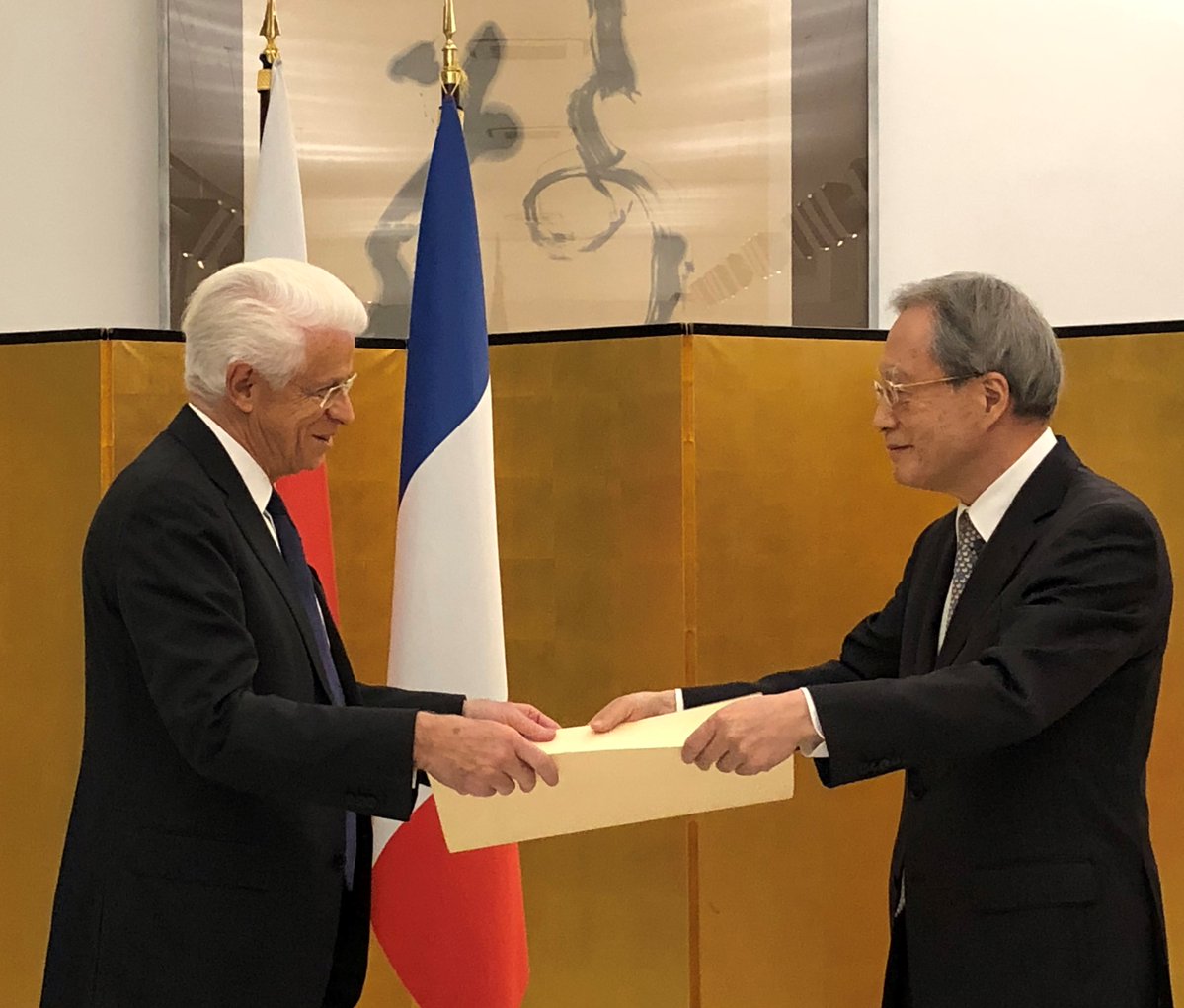 AmbJaponFR's tweet photo. 🎖️#Félicitations à M. Didier KLING, Ancien Président du Comité d'Échanges Franco-Japonais, qui a reçu l'Ordre du Soleil Levant, Etoile d’Or et d’Argent ! 

Ses contributions aux #échanges économiques entre la 🇫🇷 et le 🇯🇵 ont été célébrées à la Résidence le 30/11 👏 https://t.co/AvK6paUDgs