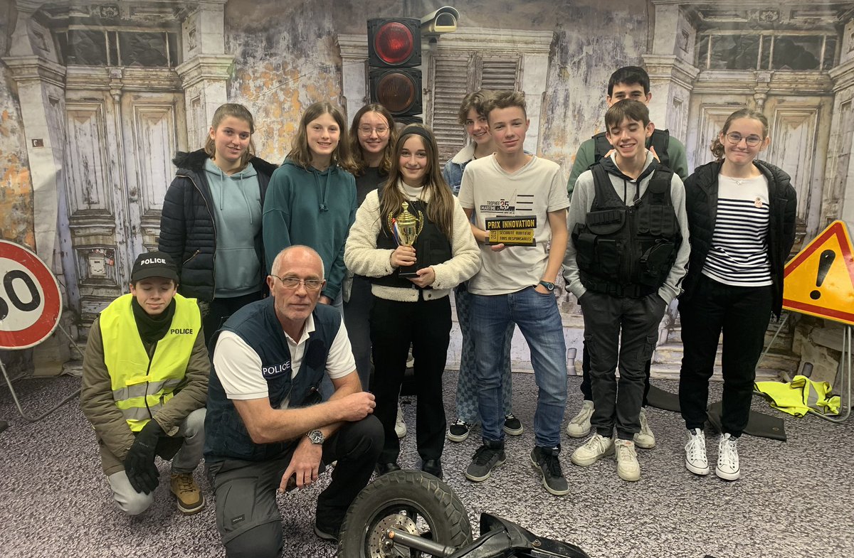 🚘 Les jeunes du Lycée Masayk, à #Vouziers mènent l’enquête ! 
🚘 Sous l’œil bienveillant de Mme la Sous-<a href="/Prefet08/">Préfet des Ardennes 🇫🇷🇪🇺</a> et de l’équipe pédagogique, vont-ils réussir à déceler les causes de cet accident fictif ? 
🚘 Lancement de l’escape game #SecuriteRoutière @@GADDICTION06 !