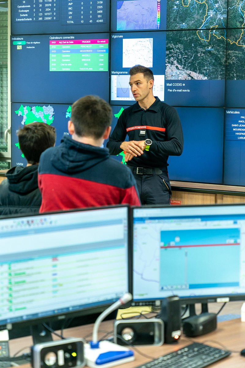 sdis64's tweet photo. 🚨 Visite du Centre de Traitement de l’Alerte (CTA) et du Centre Opérationnel Départemental d’Incendie et de Secours (CODIS) par les élèves de 5ème de la section les cadets de la sécurité civile du collège des lavandières à Bizanos.

#SDIS64 #CadetsDeLaSécuritéCivile https://t.co/OhcYlXydPd