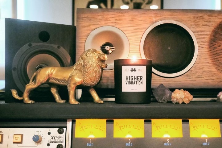 ziggymarley's tweet photo. Give the gift of music with the #MoreFamilyTime Deluxe LP this holiday season🎶💿🎁
🛒 use code ZIGGYHOLIDAY25 during checkout for our special sale! Take 25% off storewide + a free candle with orders over $125 🛒
🛍️ https://t.co/oEV1uILkgb https://t.co/D2n77aJUJ2
