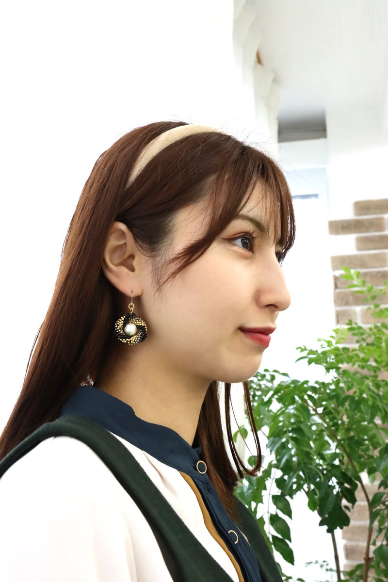 Pikku onneaさんのチューブクロッシェのピアス　3,000円。

3色のチューブクロッシェにすっぽりとコットンパールが収まったピアス。

インパクトがありながらも、軽量のアクセサリーを作りたいとデザインされたそう。

arne掲載商品
arne-net.com/accessory/4783/