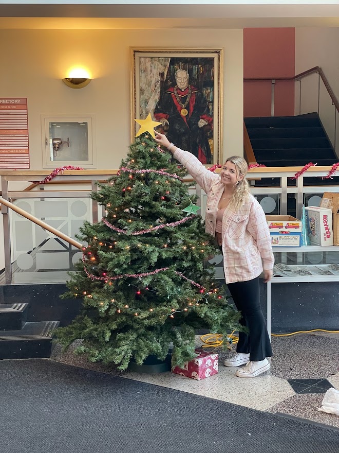 macphaidin_lib's tweet image. #NationalChristmasLightsDay is the perfect day to break out the Christmas tree!  Thank you to Seamus, Katheryn, and Grace for decorating!

#MacphaidinLibrary #StonehillLibrary #StudentWorkers #HappyDecember #ChristmasTree #TreeTime