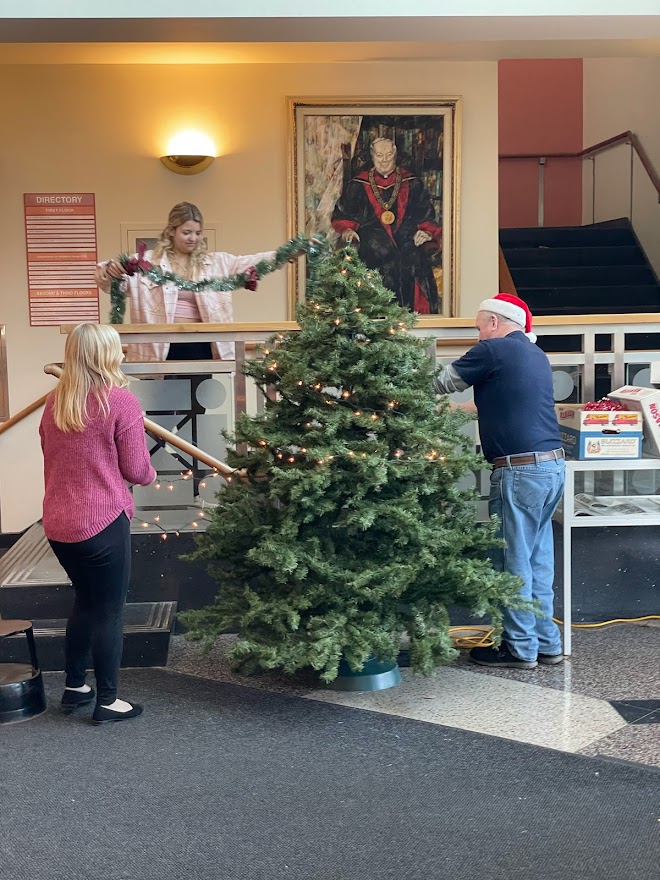 macphaidin_lib's tweet image. #NationalChristmasLightsDay is the perfect day to break out the Christmas tree!  Thank you to Seamus, Katheryn, and Grace for decorating!

#MacphaidinLibrary #StonehillLibrary #StudentWorkers #HappyDecember #ChristmasTree #TreeTime