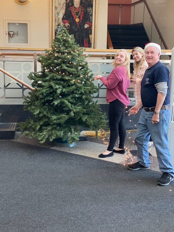 macphaidin_lib's tweet image. #NationalChristmasLightsDay is the perfect day to break out the Christmas tree!  Thank you to Seamus, Katheryn, and Grace for decorating!

#MacphaidinLibrary #StonehillLibrary #StudentWorkers #HappyDecember #ChristmasTree #TreeTime