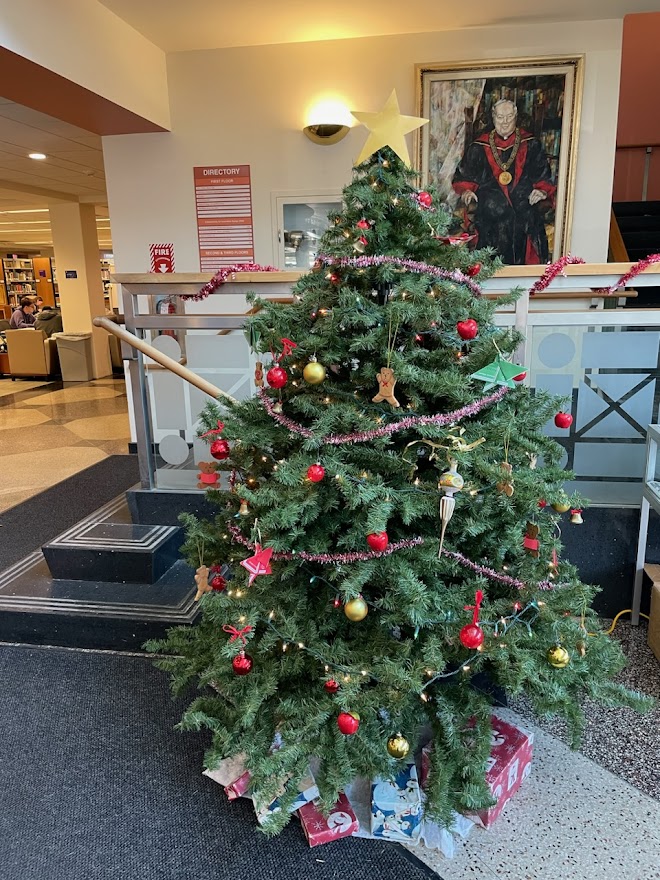 macphaidin_lib's tweet image. #NationalChristmasLightsDay is the perfect day to break out the Christmas tree!  Thank you to Seamus, Katheryn, and Grace for decorating!

#MacphaidinLibrary #StonehillLibrary #StudentWorkers #HappyDecember #ChristmasTree #TreeTime