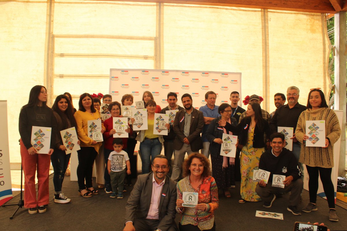 sercoteclosrios's tweet photo. En esta #SemanaDeLaPyme hemos recorrido la #RegiondelosRíos entregando reconocimiento a emprendedores/as destacados los cuales han ganado fondos de inversión. Estos fondos ayudan de gran manera a la reactivación económica del país y de sus familias. ¡Seguimos! https://t.co/xEeZCEv1zL