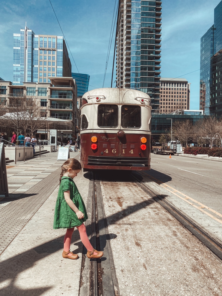 The holiday season is here! 🎁 Explore downtown Dallas with our Park &amp; Play offer. Enjoy complimentary valet parking for one vehicle while you make merry memories with your loved ones!

Learn more at fairmont.com/dallas/offers/….

📸 : @wanderingdarlings