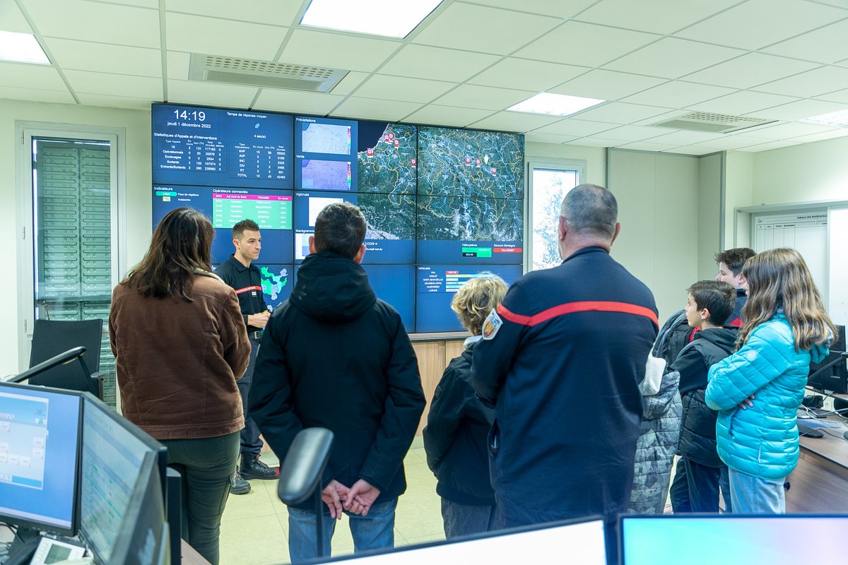 sdis64's tweet photo. 🚨 Visite du Centre de Traitement de l’Alerte (CTA) et du Centre Opérationnel Départemental d’Incendie et de Secours (CODIS) par les élèves de 5ème de la section les cadets de la sécurité civile du collège des lavandières à Bizanos.

#SDIS64 #CadetsDeLaSécuritéCivile https://t.co/OhcYlXydPd