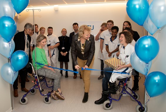 Voor 70+ers met een heupfractuur en meerdere gezondheidsproblemen, is er sinds vandaag in het Amphia een speciale afdeling waar ze na de operatie de juiste zorg én aandacht krijgen: de Geriatrische Trauma Unit. Patiënten worden hier door div. artsen gezien en delen een huiskamer.