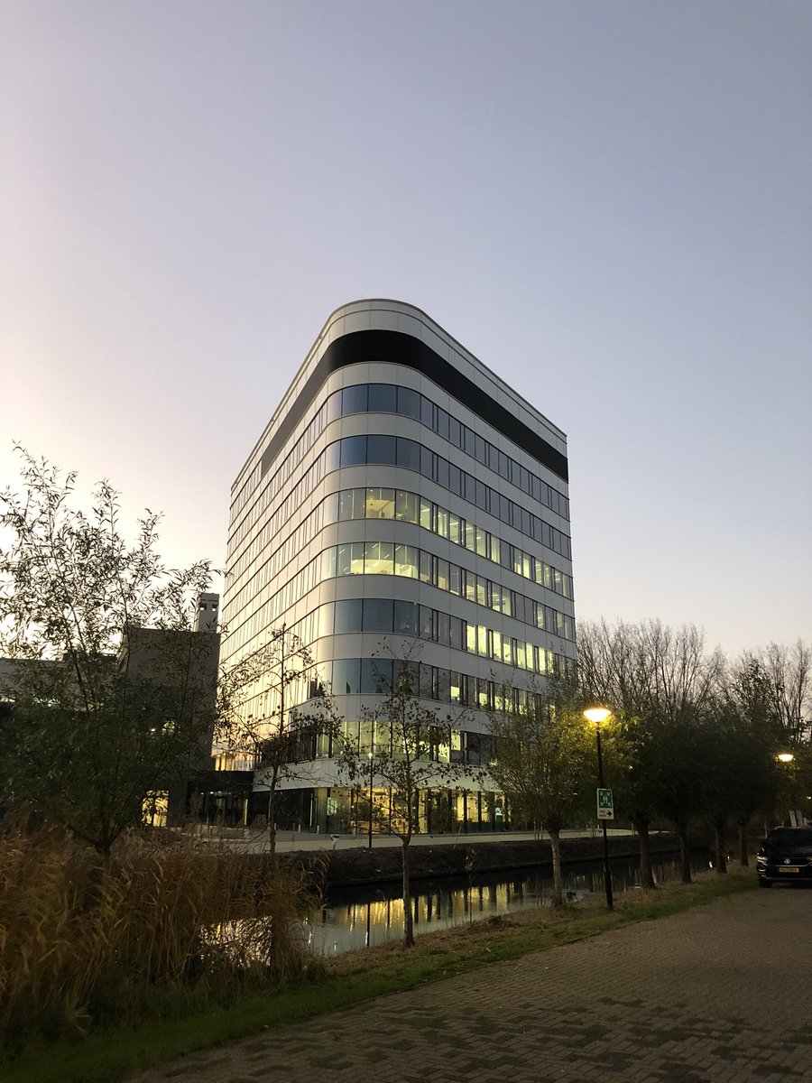 Joerivds's tweet photo. Op bezoek bij de buren. TNO zit nu met al hun Life Sciences & Health onderzoekers direct naast hogeschool op Leiden Bio Science Park. Mooie aanwinst en gebouw. Meteen al veel kansen op samenwerking verkend. Daar gaan we samen mee aan de slag. @TNO_nieuws @HSLeidenNL #lbsp https://t.co/xlq5zZPNSE