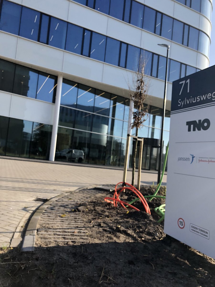 Joerivds's tweet photo. Op bezoek bij de buren. TNO zit nu met al hun Life Sciences & Health onderzoekers direct naast hogeschool op Leiden Bio Science Park. Mooie aanwinst en gebouw. Meteen al veel kansen op samenwerking verkend. Daar gaan we samen mee aan de slag. @TNO_nieuws @HSLeidenNL #lbsp https://t.co/xlq5zZPNSE