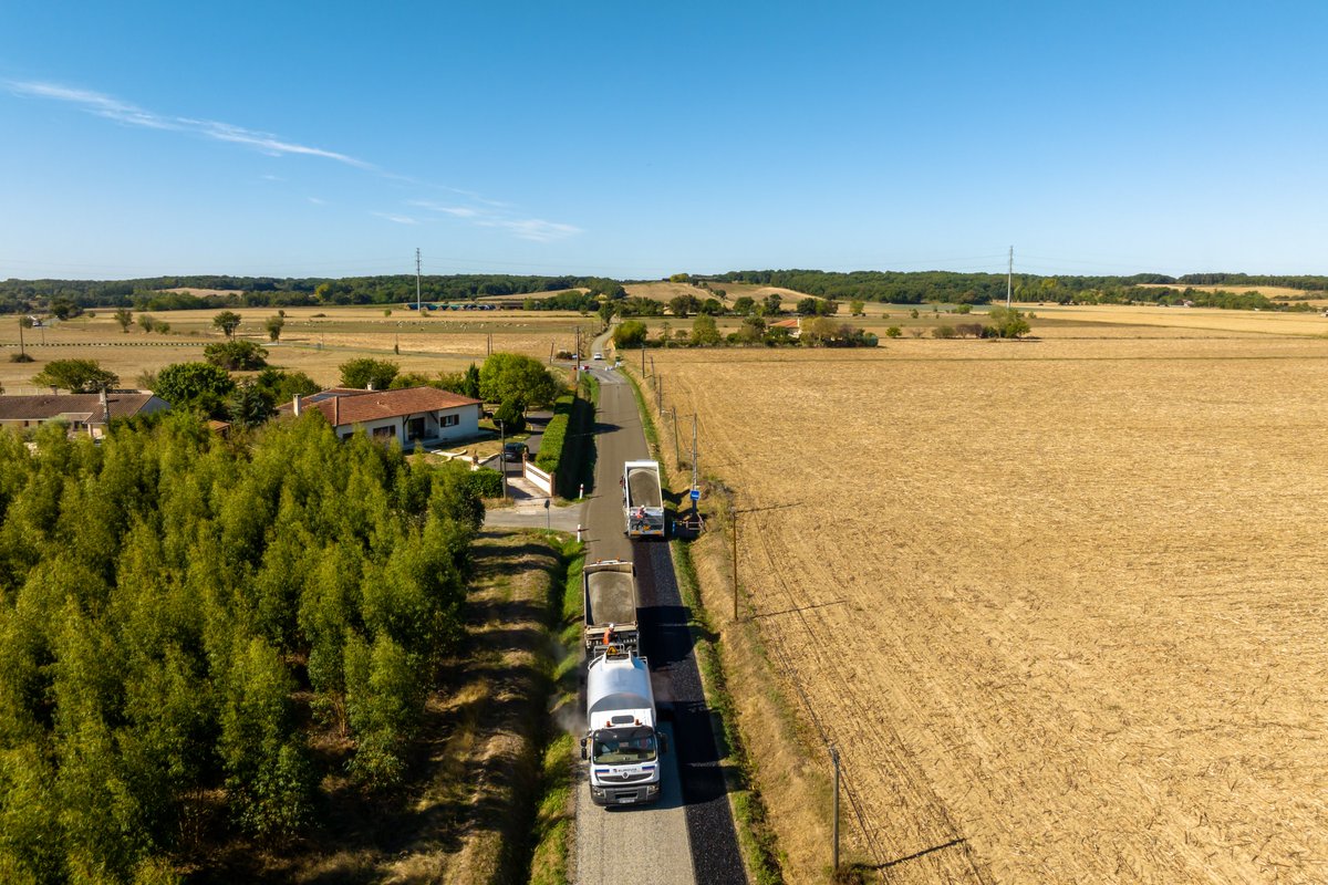 Comment décarboner la route ? Un exemple avec la réfection de la RD31 en @hautegaronne sur laquelle les équipes Eurovia ont utilisé Recyvia®E, un procédé de retraitement à froid. Une alternative vertueuse aux procédés traditionnels de ce type d’entretien