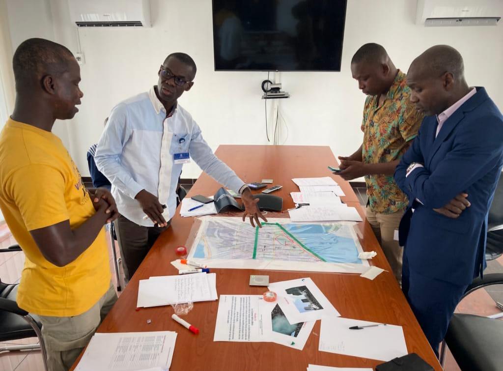INTERPOL_CBRNE's tweet photo. Forces de l’ordres et Protection civile de 6 pays de la sous-région 🇲🇷🇲🇱🇳🇪🇧🇫🇹🇩🇨🇮 ont participé à Abidjan un exercice sur table de gestion de crise NRBC, conduit par le projet INTERPOL d’appui au Sahel et en Côte d’Ivoire. #NRBC @francediplo https://t.co/Ao8edsc0ut
