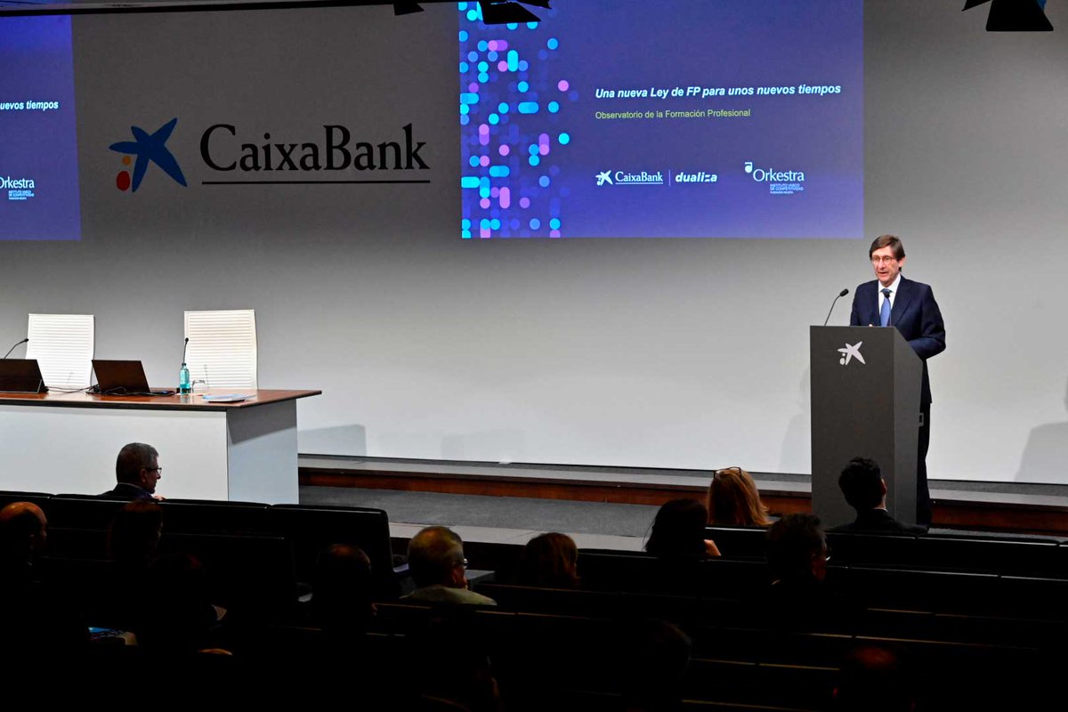 caixabank's tweet photo. Goirigolzarri señala que la #FP y la #FPDual pueden contribuir a afrontar la revolución digital, la transición hacia una economía más sostenible o el reto demográfico como consecuencia del envejecimiento de la población #InformeAnualFP @CABK_Dualiza https://t.co/CKGBB9Zo1S