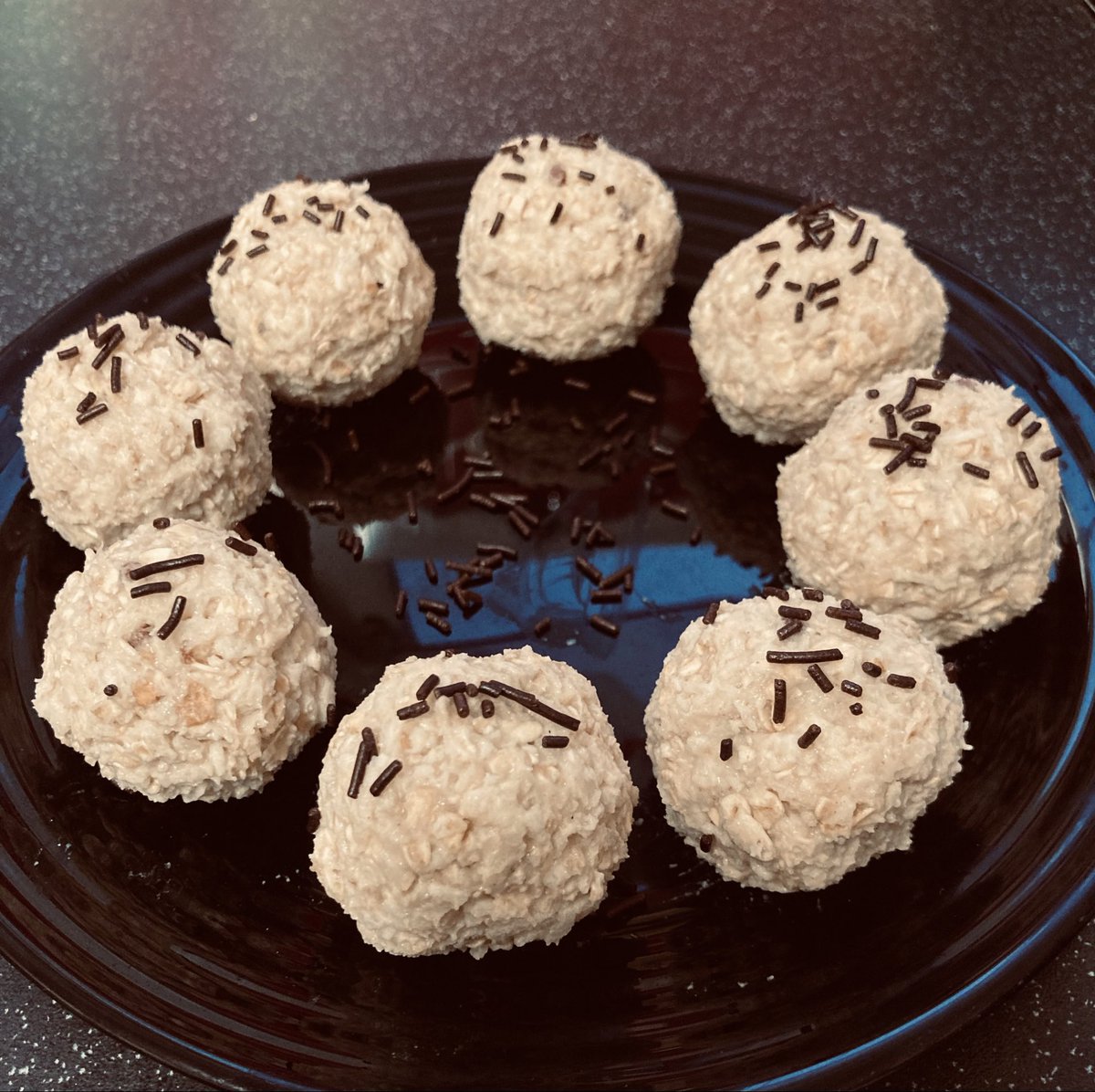 twonetti's tweet photo. Cookie crunch protein balls 😋 #sweettreats #nutritiousanddelicious #herbalife https://t.co/RLupu1GDvx