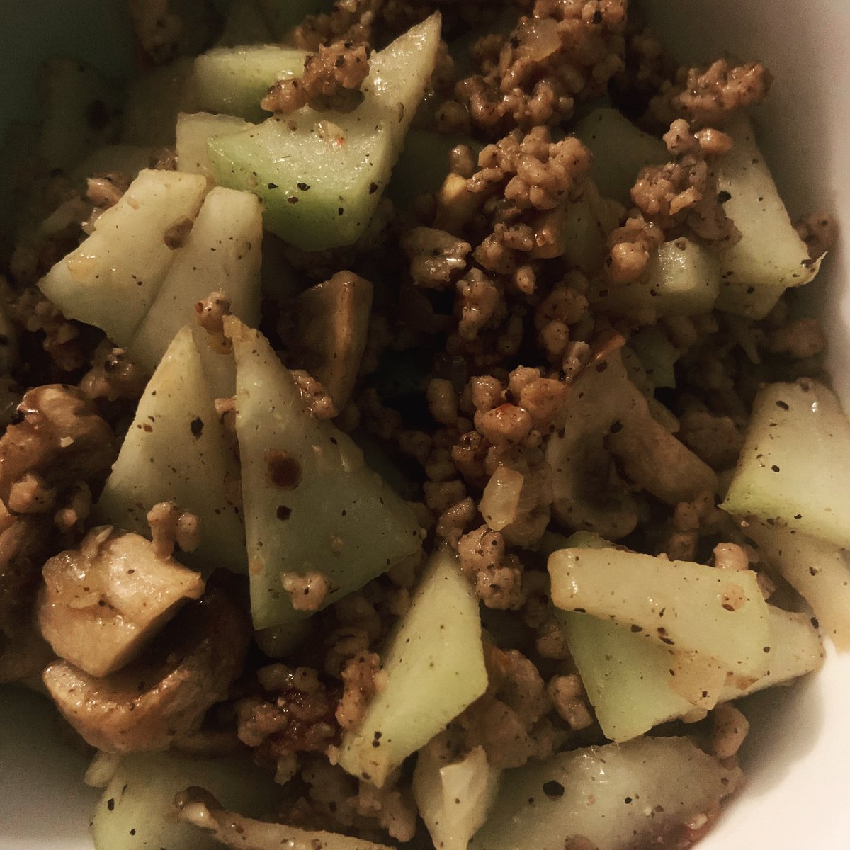 biancawelds's tweet photo. So I experimented with cho cho, as per @KellyKatharin’s recommendations.
Went with a sautéed cho cho and pork hash, complete with mushrooms, sun-dried tomatoes and jalapeños.
#PrimalCooking #PrimalBlueprint #Wildfit https://t.co/hScpRDy7Ql