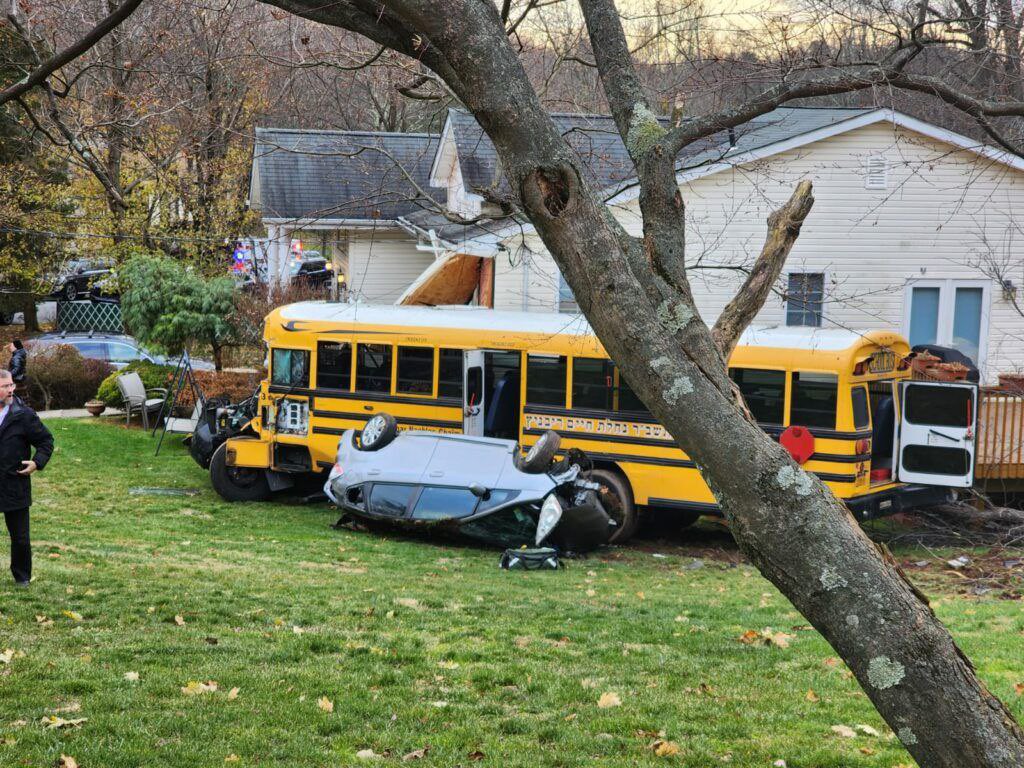 Belaaz News on Twitter "🇺🇸 ️ — SERIOUS BUS CRASH A Jewish school bus