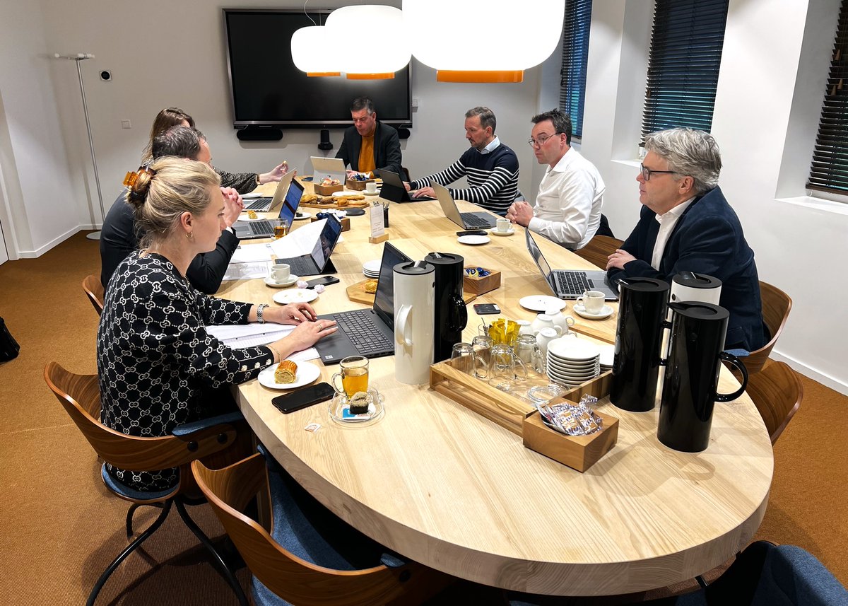 De werkgroep in beraad!

Donderdagmiddag 1-12-22 is een eerste selectie gemaakt uit de vele inzendingen voor de Verkiezing Friese Onderneming van het Jaar 2023.
Dank aan iedereen die een suggestie heeft gedaan! In het nieuwe jaar maken we de zes genomineerden bekend.
#VFO #VFOJ23