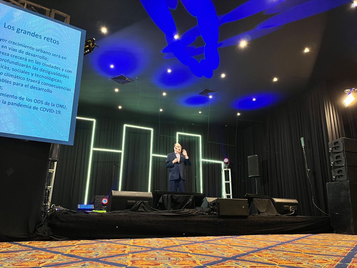 Maracaibo500's tweet photo. Participación de nuestro director @EfrainRinconM en el #ZuWebFest22, en donde presenta el proyecto que busca hacer de Maracaibo, la primera ciudad inteligente de Venezuela. En el marco de los #500Años de su fundación.

#PorLaCiudadQueSoñamos https://t.co/Ib6BzLXOm3