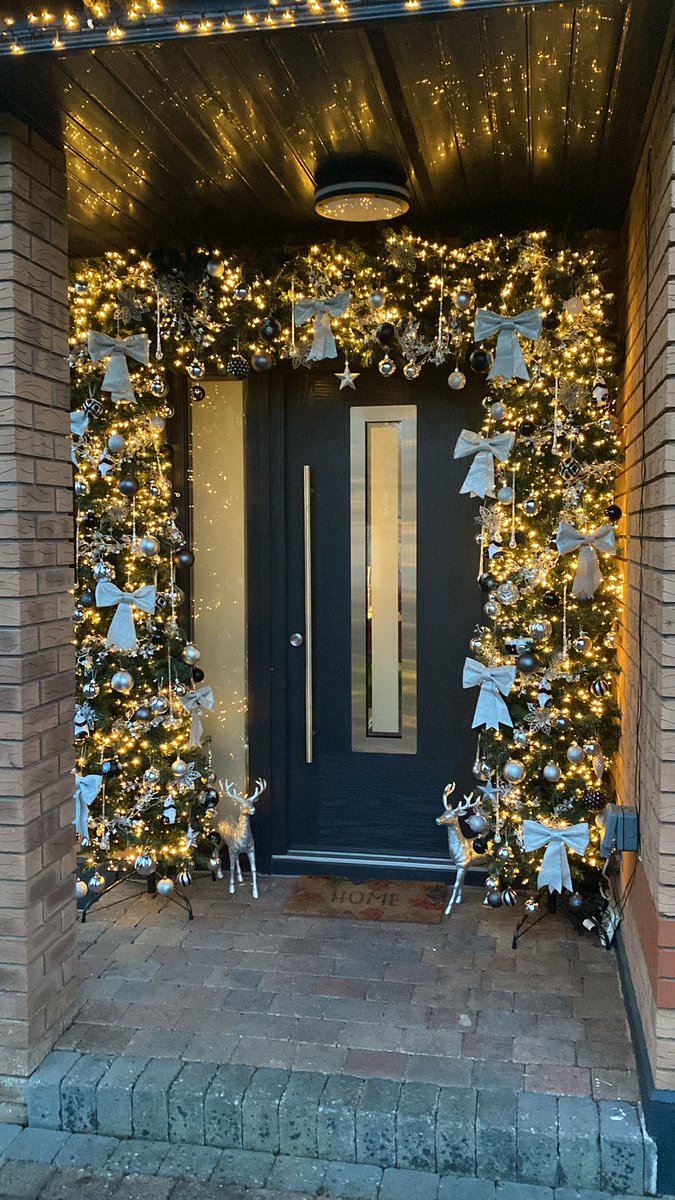 RachelMckeon7's tweet photo. It’s beginning to look a lot like Christmas @EZLivingFurn @EZLivingInt @dunnesstores #backbroke #5hourslater https://t.co/kLkhHzaA41