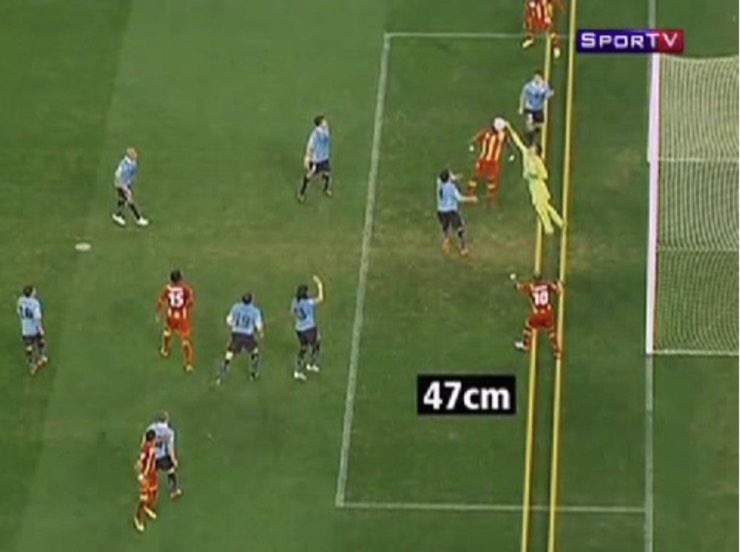 novesquesosnabo's tweet photo. @EnterBloodrave @pokitypokpok @nahuelzn Malévolo es este offside que no se cobró antes de la mano de suarez porque la fifa quería que los ghaneses de mierda llegaran a semis https://t.co/7eDcNgLG3V