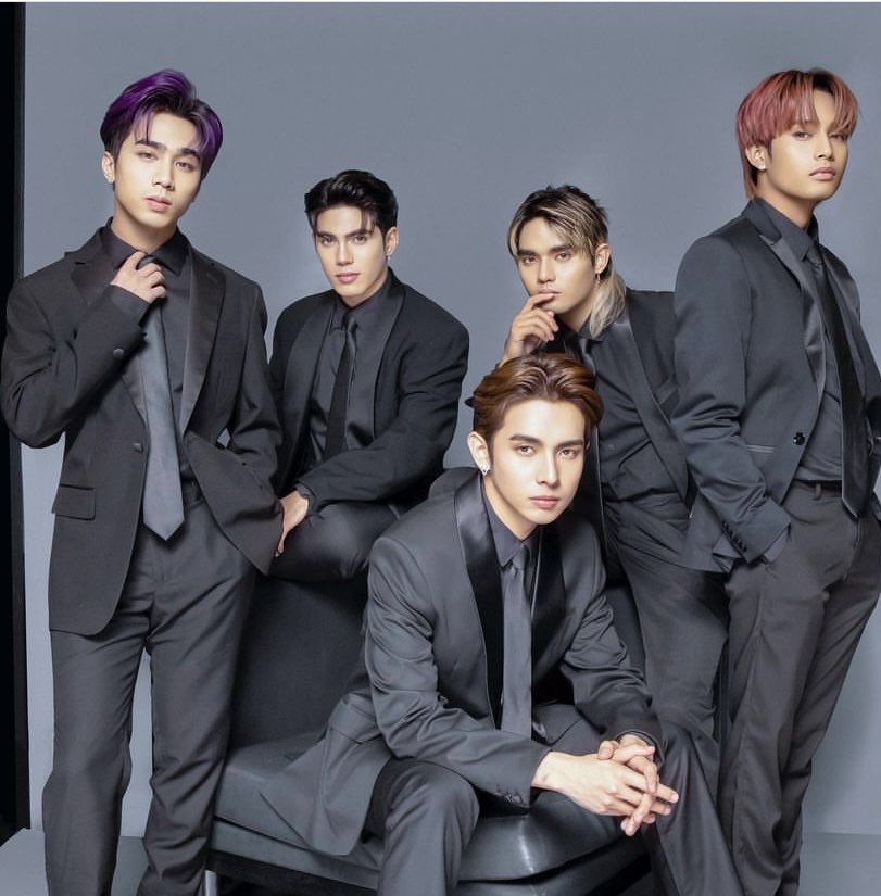 We can choose to forgive, give, love, and have inner peace thanks to Ligaya by SB19. Reconnect with the people whom you love the most because it's a season of Peace, Hope, Joy and Love.