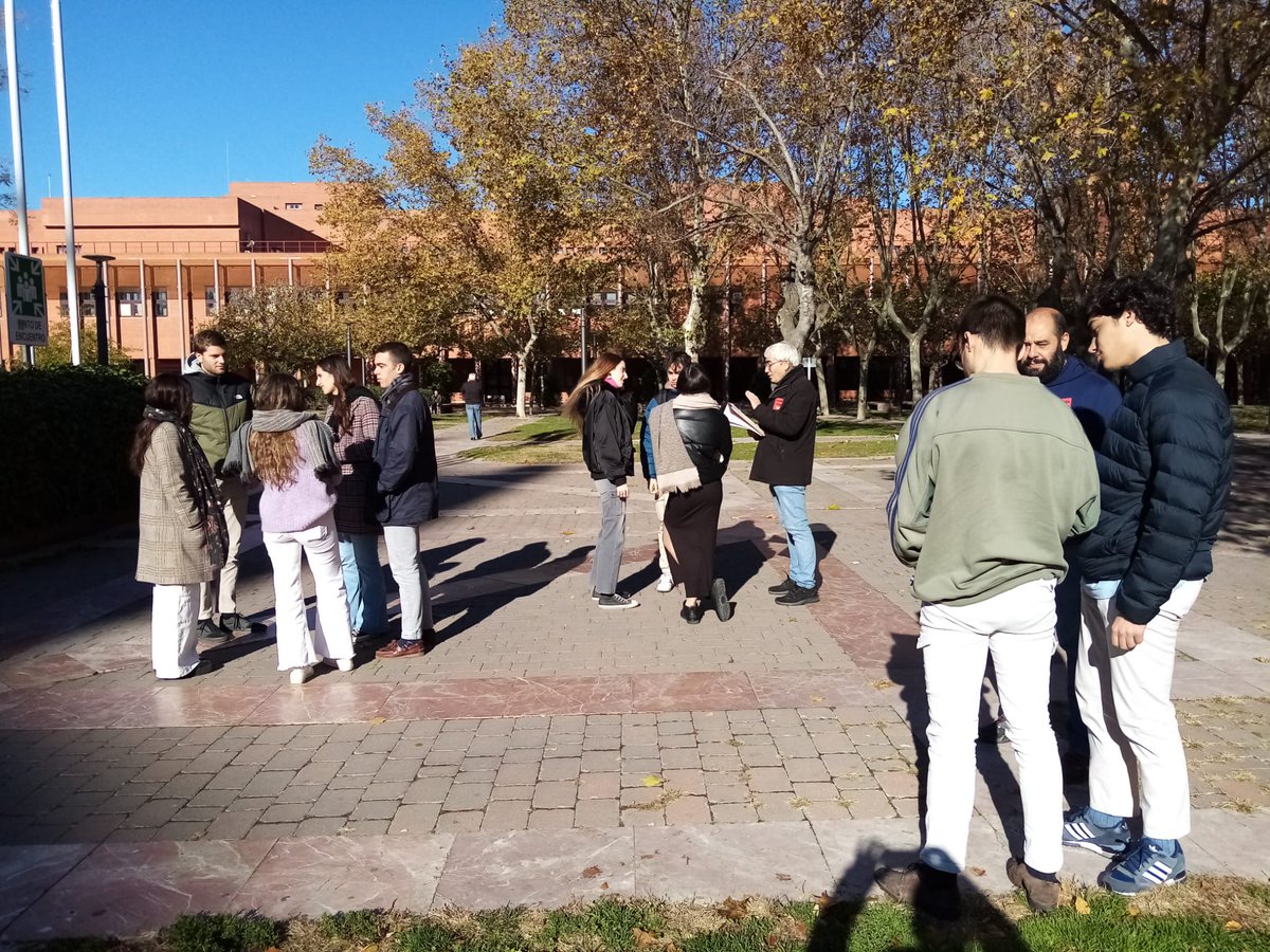 industriaccooma's tweet photo. 🔴Reclamamos la puesta en marcha de las bases para construir un Pacto por la Industria y la puesta en marcha de una nueva Ley de industria ya que se nos antoja caducada la existente desde el año 1992.

🖋️Recogiendo firmas en la Carlos III #Leganes

@Industria_CCOO https://t.co/a8Wb0RUxte