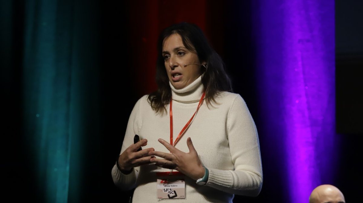 CCOO's tweet photo. 📸 Segunda jornada del 4️⃣ Congreso de Trabajo, Economía y Sociedad @fundacion1mayo

 👉 ✍🏻📱 #4CTES  

Síguelo en directo 👉 https://t.co/SkOVXJhUVN

Mesa redonda 
Modera 
@saraacostalanga
Alicia Valero
Óscar Carpintero https://t.co/aOSZgCEGo8