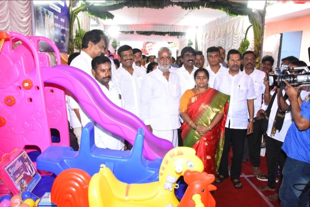 CMageshKumar6's tweet photo. அமைச்சர்கள் அண்ணன் @PKSekarbabu அண்ணன் @Avadi_Nasar துவக்கி வைத்தனர், துணை மேயர் மு.மகேஷ்குமார்., 6 வது மண்டல குழு தலைவர் சரிதா மகேஷ்குமார்.,பகுதி செயலாளர்கள்.,மாவட்ட இளைஞரணி து.அமைப்பாளர்கள்.,பகுதி அமைப்பாளர்கள்.,  து.அமைப்பாளர்கள்.,வட்ட இளைஞரணி அமைப்பாளர்கள்., இருந்தனர்... 2/2 https://t.co/rDKviCZ7Et