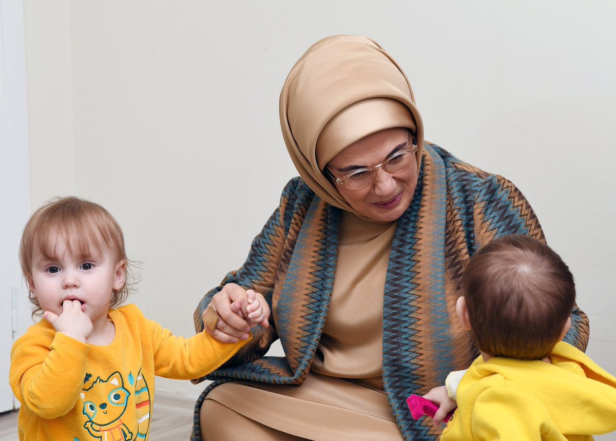 EmineErdogan's tweet photo. Küçük kalpleriyle büyük acılarla baş etmeye çalışan yavrularımız için tek temennim, barışın tesisi ile beraber güvenle yuvalarına dönmeleri.
Misafirlerimiz için seferber olan devlet kurumlarımıza şükranlarımı sunuyorum. @tcailesosyal @TC_icisleri @TC_Disisleri @saglikbakanligi https://t.co/sYr1XuUlbr