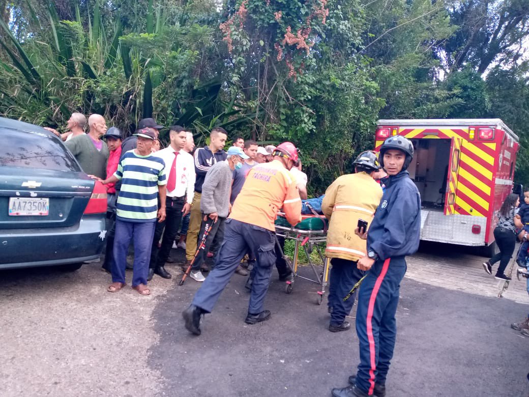 GabyMagilbray's tweet photo. En horas de la mañana de este jueves #1dic se registró un accidente en el sector Campo C. @PCivilTachira informa qué hay 3 vehículos involucrados, 1 fallecido y 4 lesionados.
Fotos cortesía.

#CampoC #SanCristobal #Tachira https://t.co/AXuD8l8SYM