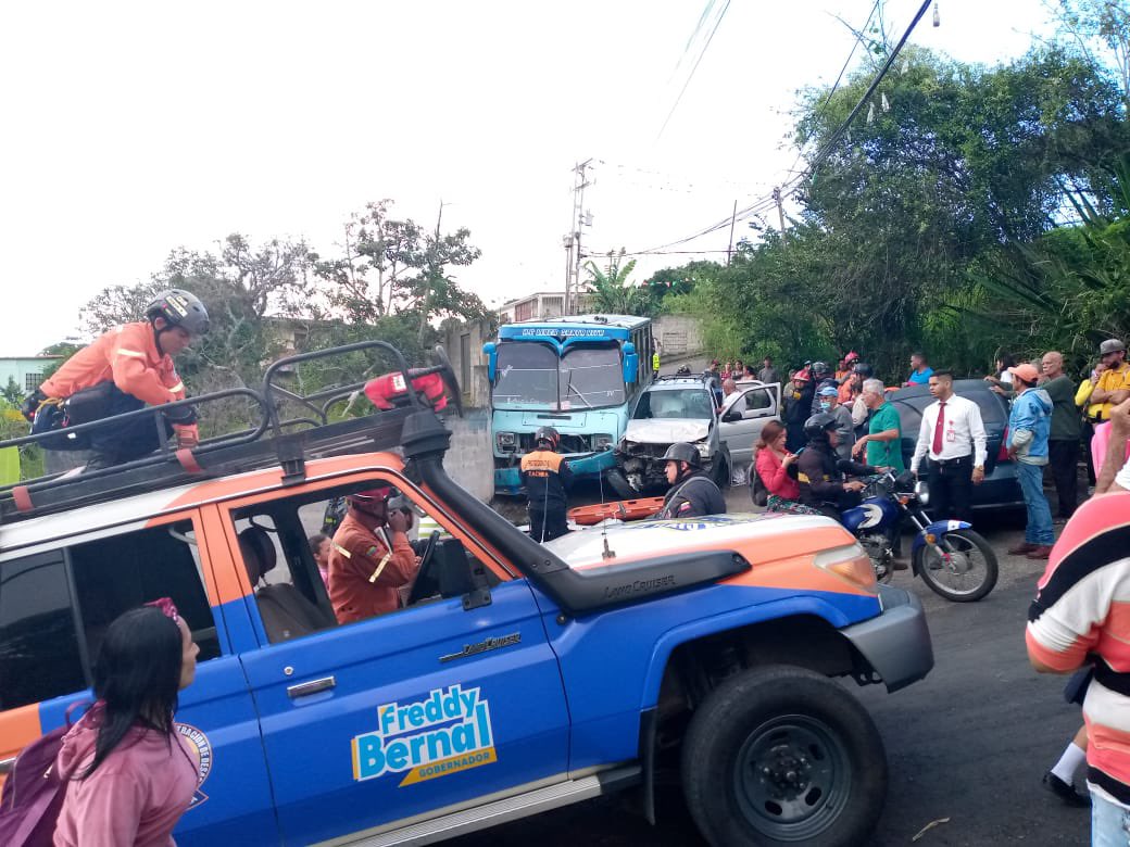 GabyMagilbray's tweet photo. En horas de la mañana de este jueves #1dic se registró un accidente en el sector Campo C. @PCivilTachira informa qué hay 3 vehículos involucrados, 1 fallecido y 4 lesionados.
Fotos cortesía.

#CampoC #SanCristobal #Tachira https://t.co/AXuD8l8SYM