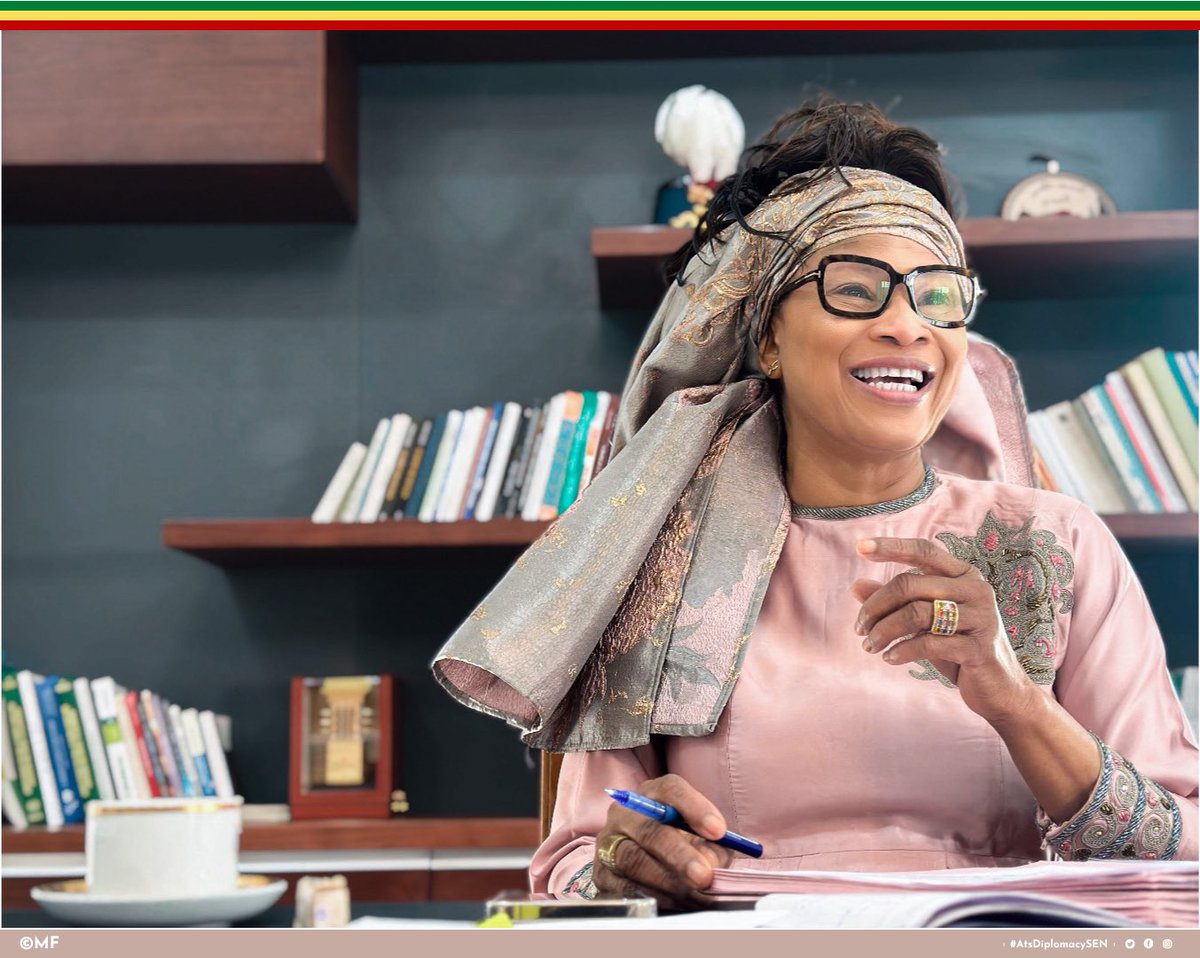 Fallmaryy's tweet image. Sourire d’une avocate à la diplomatie, qui prône la victoire. Bonne chance à nos Lions. Et Bonne journée à tous !!! ⚽️🦁🇸🇳💪🏾💪🏾 #AtsDiplomacySEN